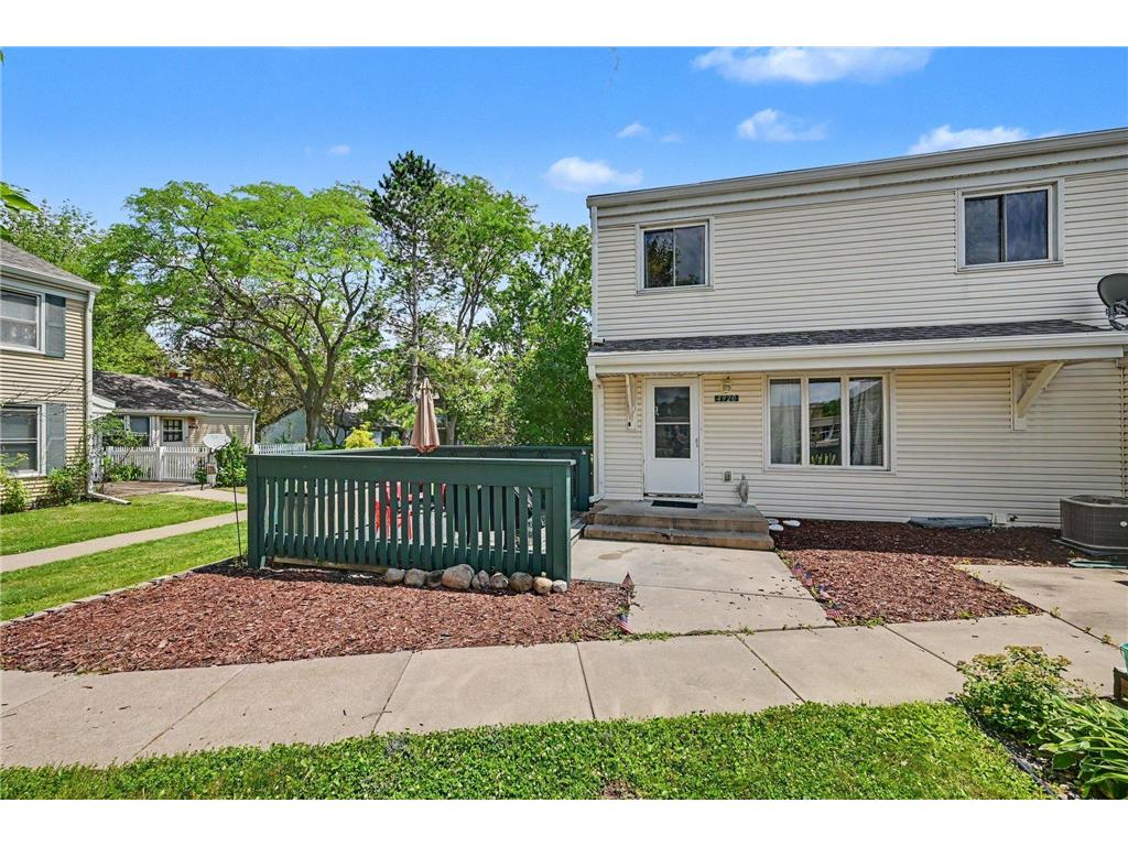 4920 Grenwich Trail N Oakdale MN 55128 7105101 image1
