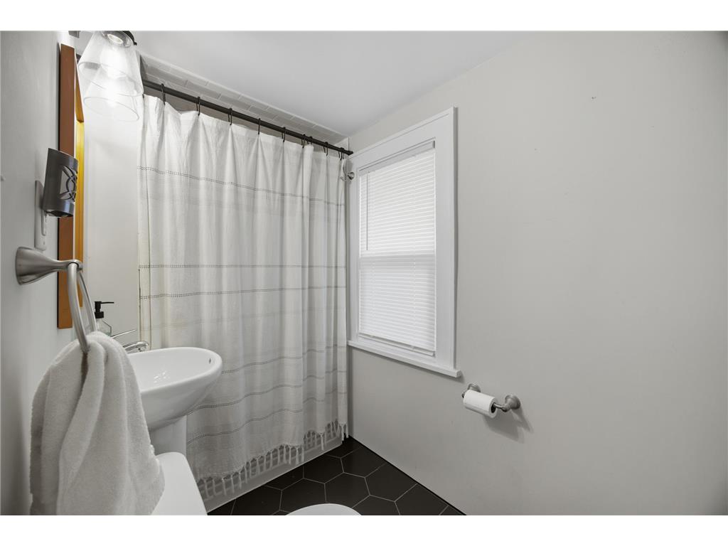 4921 Penn Avenue N Minneapolis MN 55430 6824640 image19