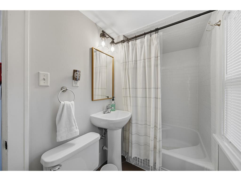 4921 Penn Avenue N Minneapolis MN 55430 6824640 image20