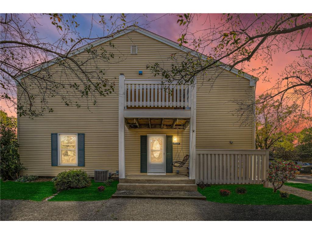 4924 Grenwich Trail N Oakdale MN 55128 6617907 image1