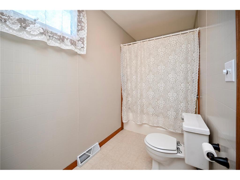 501 E Howard (10th) Street Winona MN 55987 7085866 image15