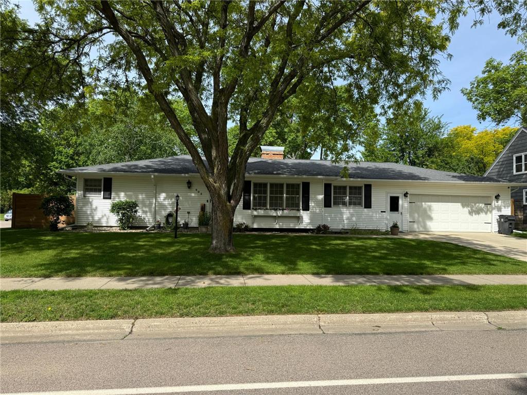 502 S Bruce Street Marshall MN 56258 6551970 image1