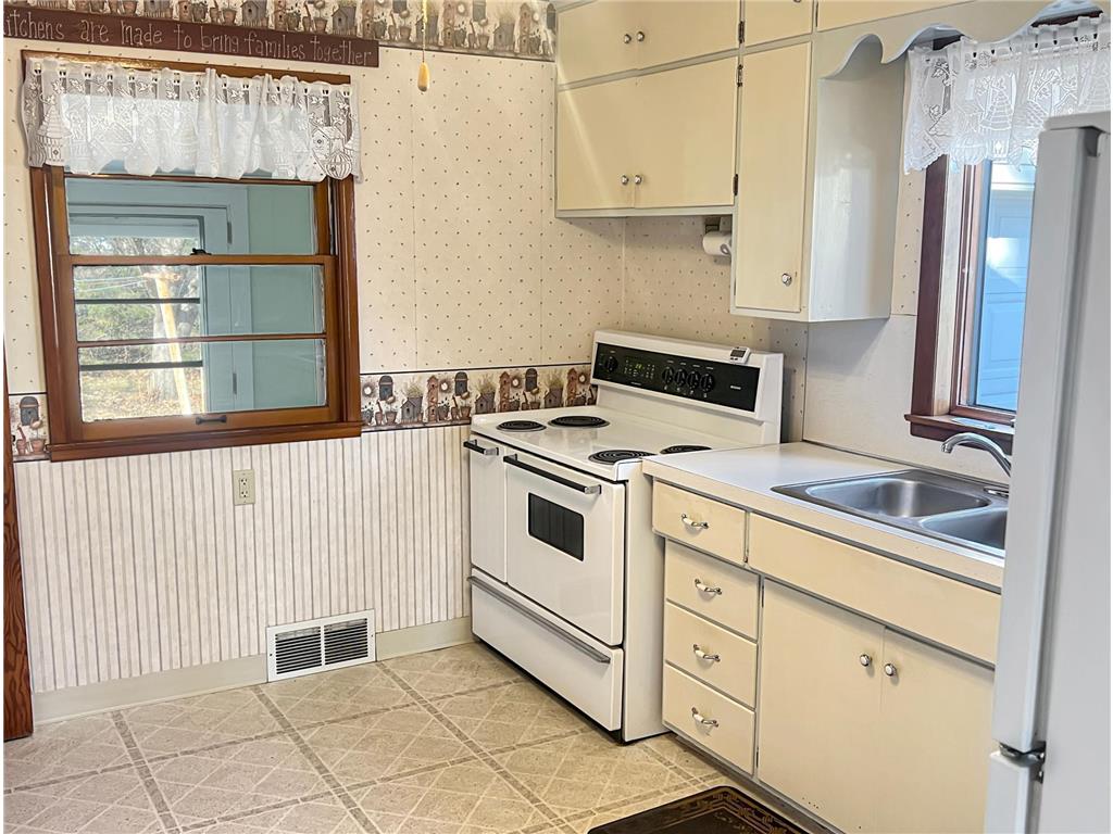 506 E 2nd Street N Truman MN 56088 7039224 image7