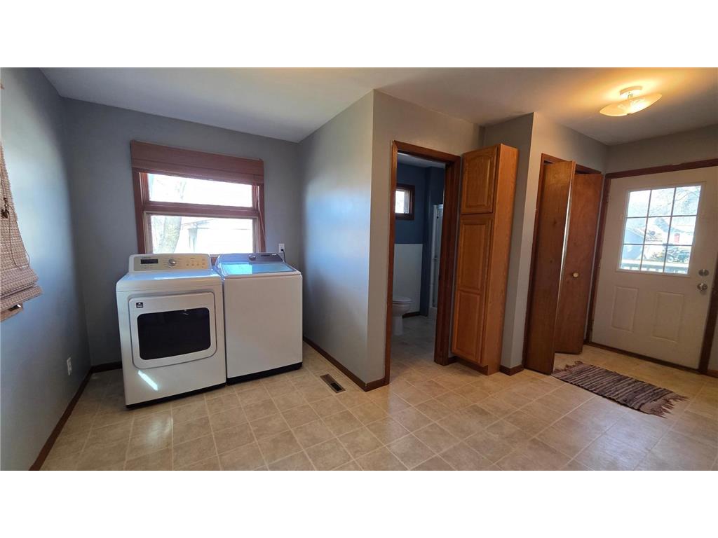 511 W 1st Street Lakefield MN 56150 7049891 image16