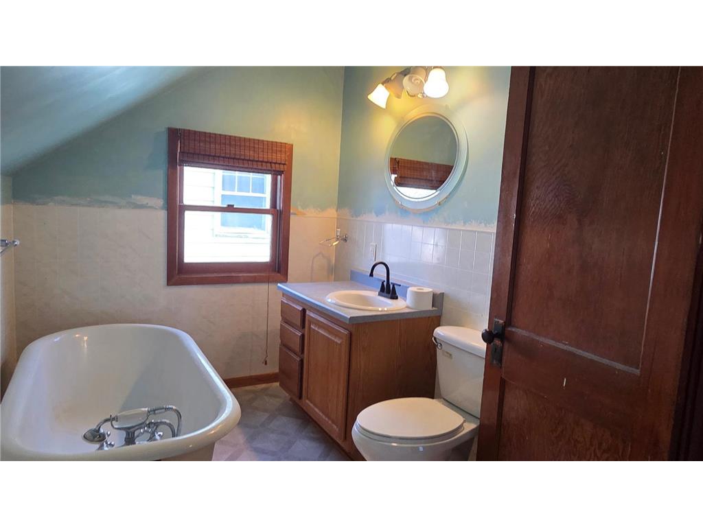 511 W 1st Street Lakefield MN 56150 7049891 image24