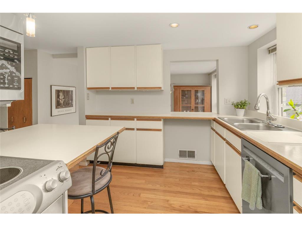 512 Laurel Avenue #5 Saint Paul MN 55102 7054493 image12
