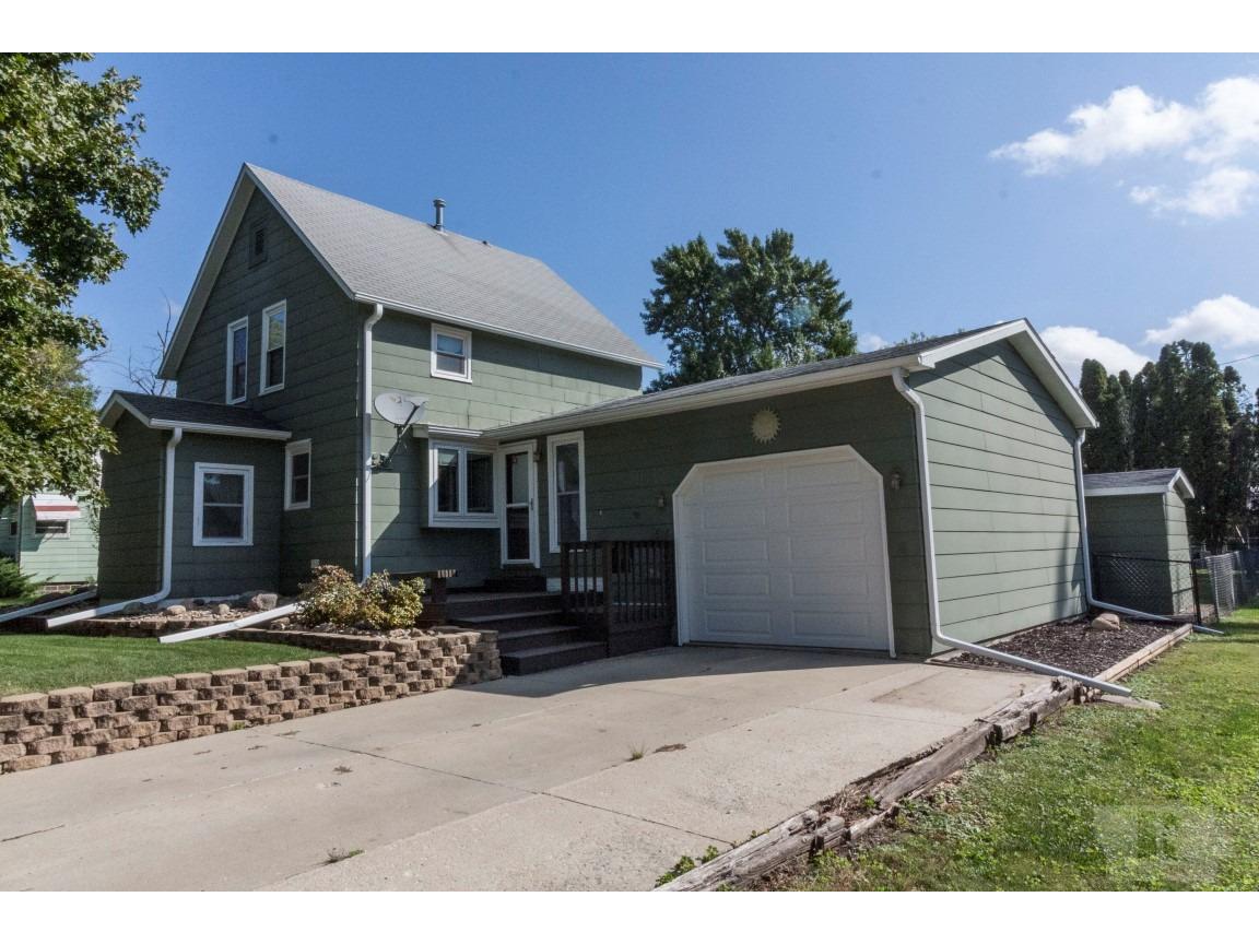 515 3rd St NE, Hampton, IA 50441 | MLS: 5443681 | Edina Realty