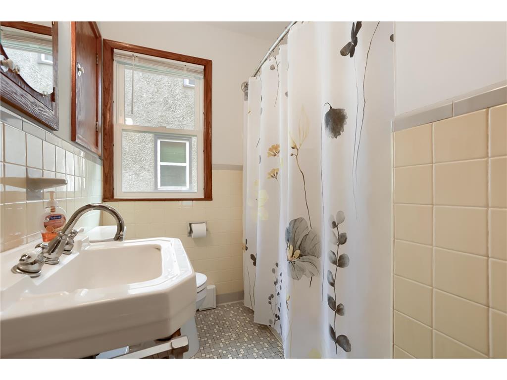 519 36th Avenue NE Minneapolis MN 55418 7075100 image9
