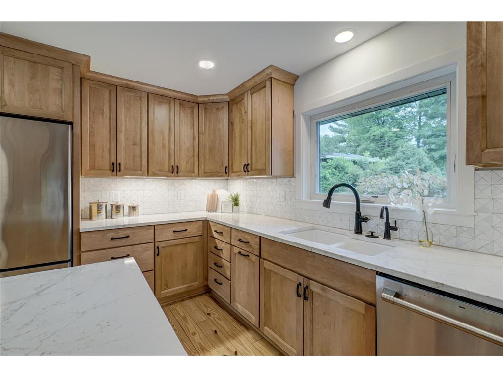 520 Glenbrook Avenue N Oakdale MN 55128 - Tanners 7098927 image29