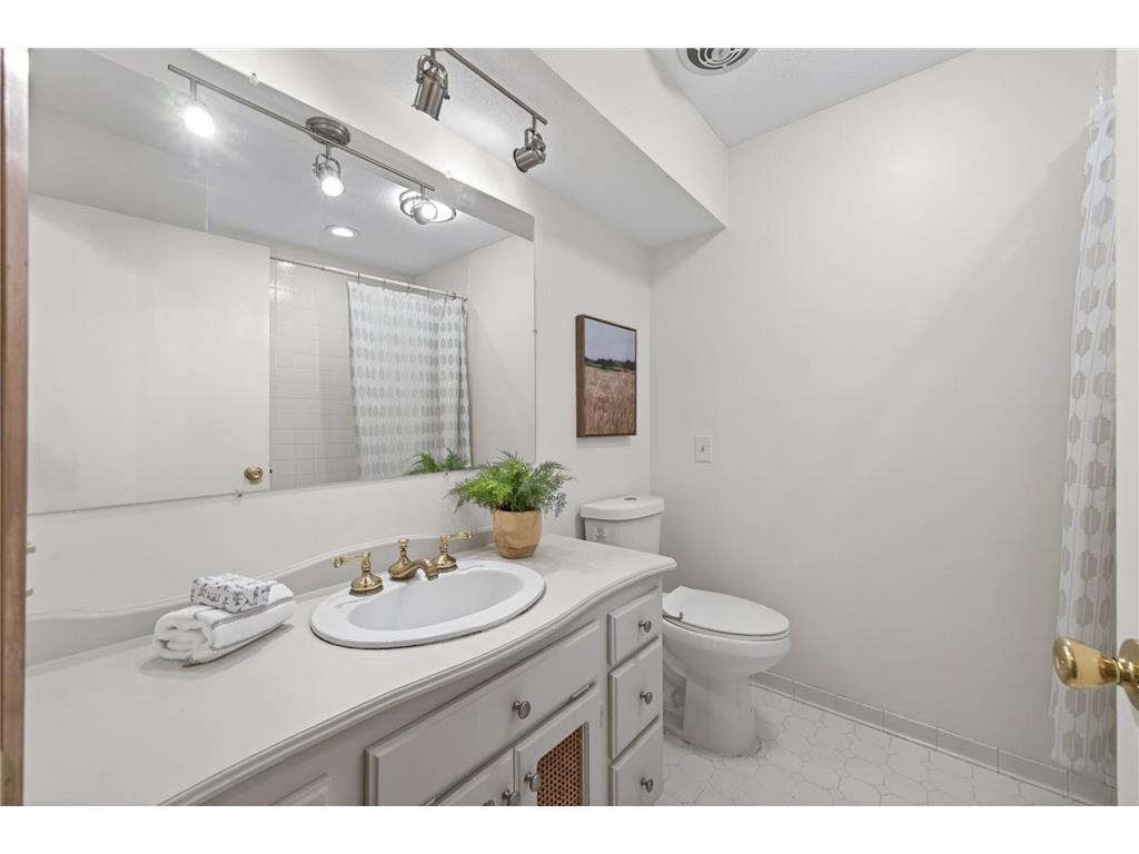 5249 W 92nd Street Bloomington MN 55437 7087649 image28