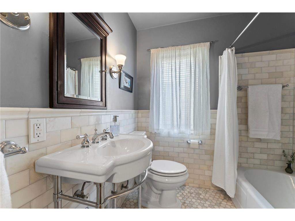 5515 Queen Avenue S Minneapolis MN 55410 7069652 image22