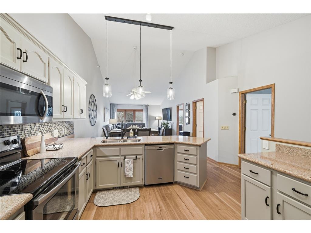 5554 Nathan Lane N #4 Plymouth MN 55442 7016495 image1