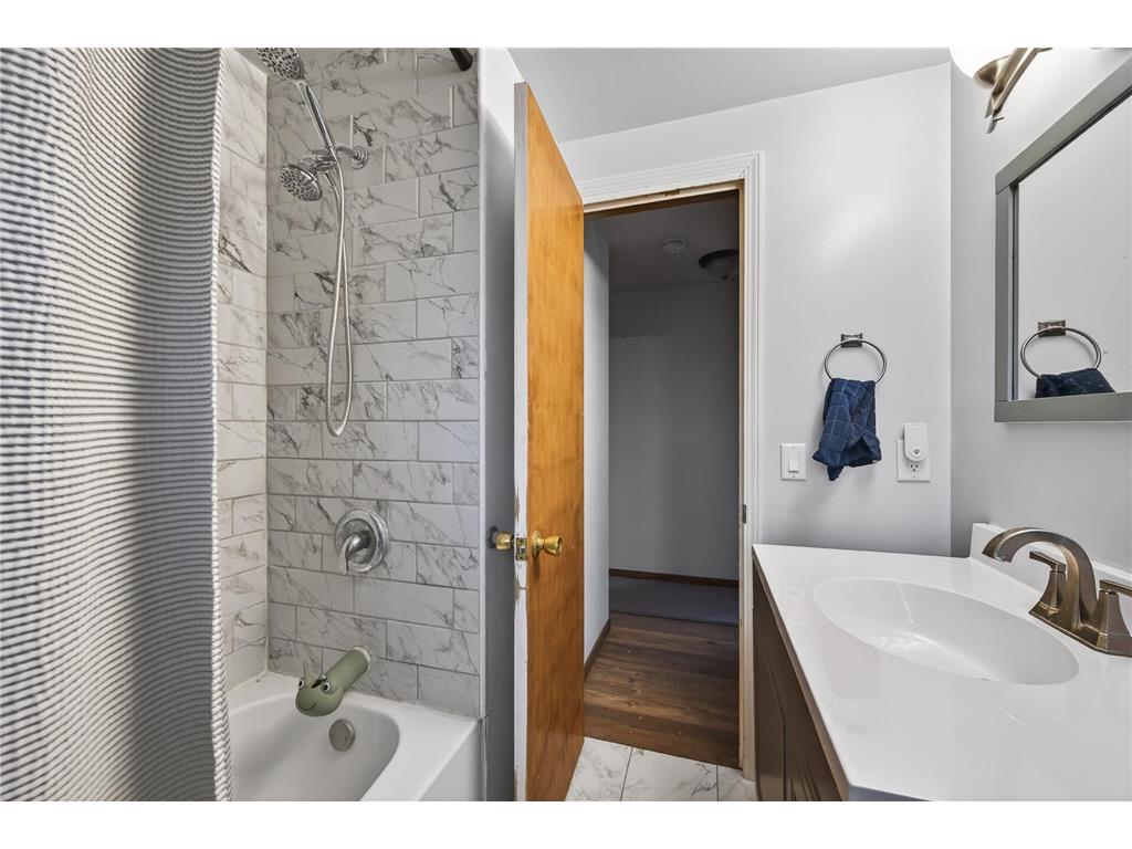 556 53 1/2 Avenue NE Fridley MN 55421 7051956 image18
