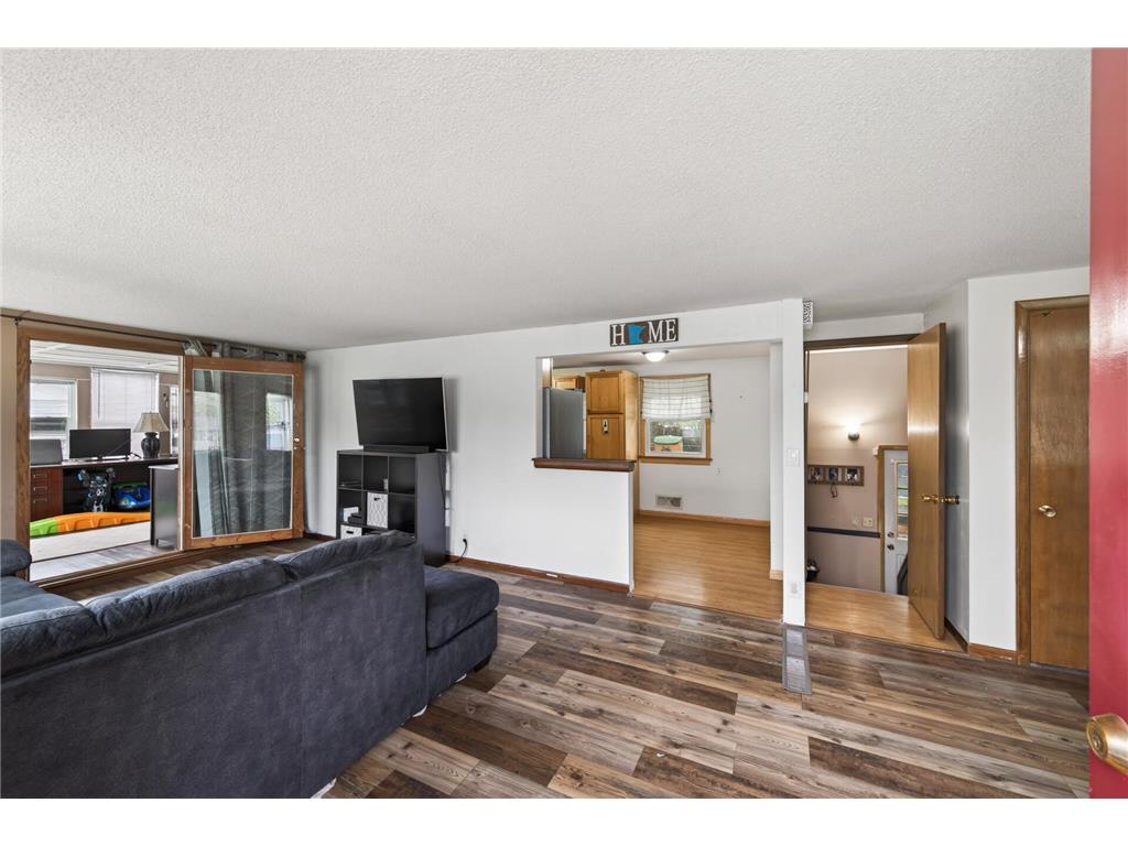 556 53 1/2 Avenue NE Fridley MN 55421 7051956 image2