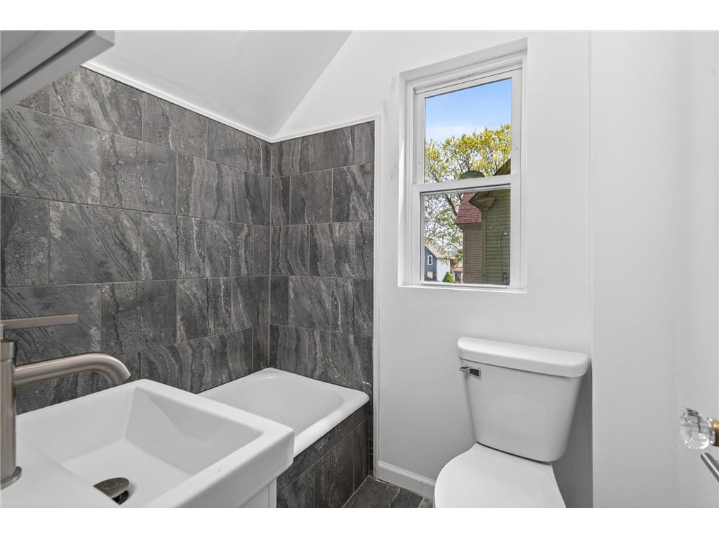 558 Osceola Avenue S Saint Paul MN 55102 7072427 image33