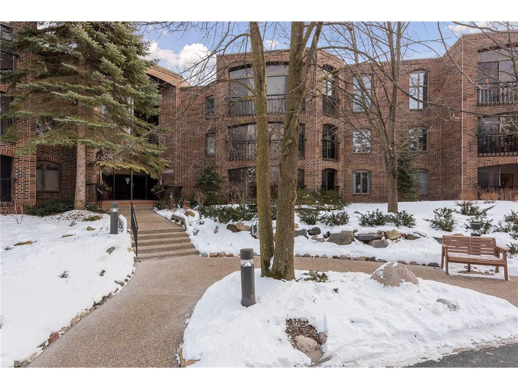 5601 Dewey Hill Road 304, Edina, MN, 55439 MLS 6274185 Edina Realty