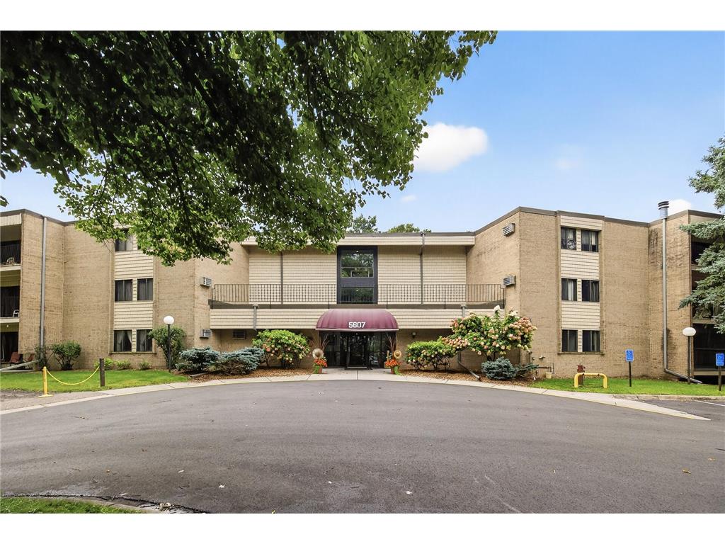 5607 Green Circle Drive #101 Minnetonka MN 55343 6783967 image1
