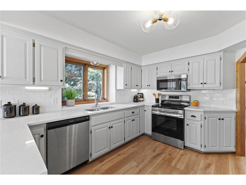 5619 Dunlap Avenue N Shoreview MN 55126 7058123 image1
