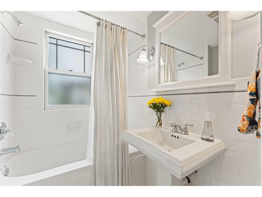 586 Ashland Avenue #2 Saint Paul MN 55102 7076069 image4