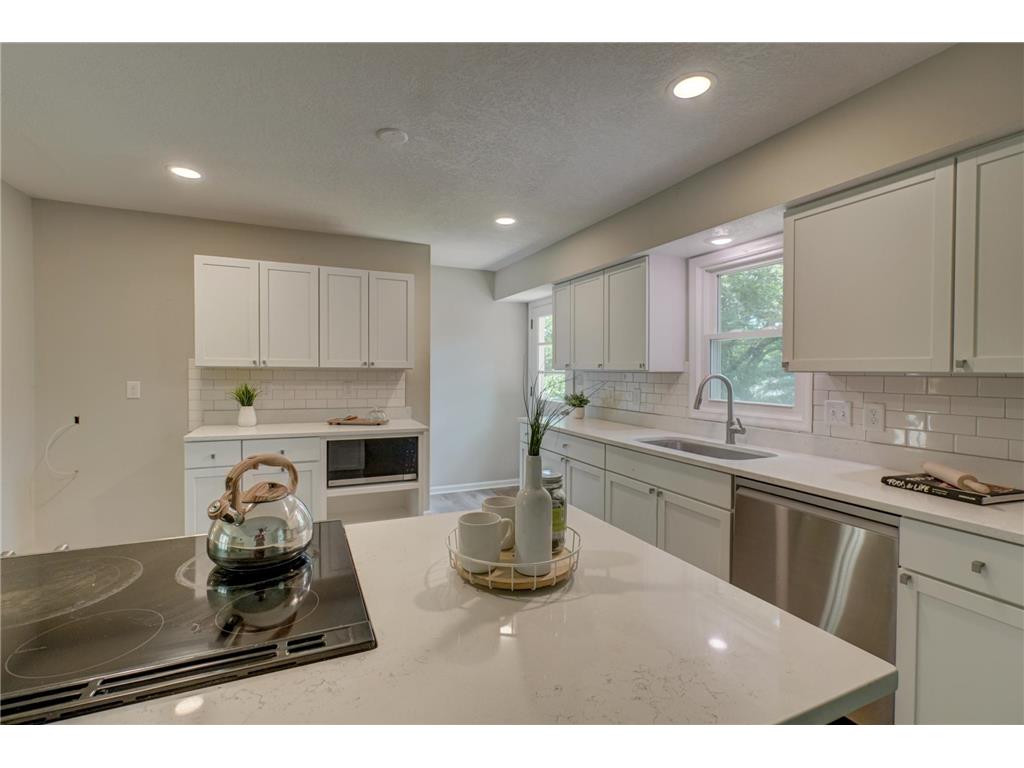 5881 Lexington Avenue N Shoreview MN 55126 7070233 image4