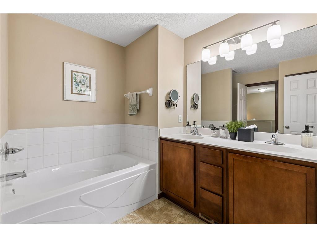 593 Stonewood Way Burnsville MN 55306 7075196 image14