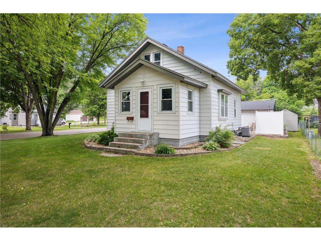 596 Jefferson Street SE, Hutchinson, MN, 55350 MLS 6382051 Edina