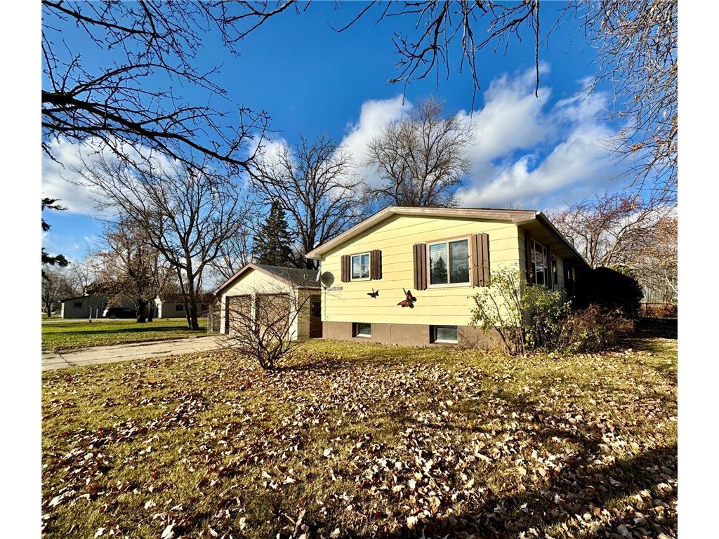 601 Lake Street NW Warroad MN 56763 6628763 image1