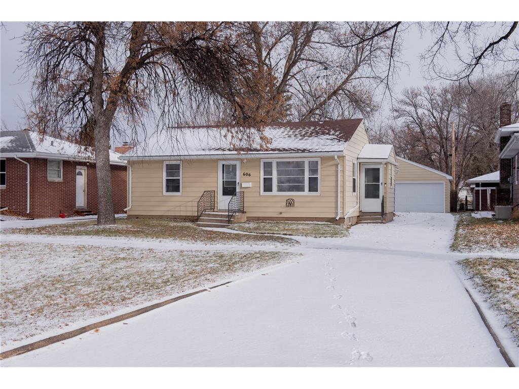606 17th Street N Moorhead MN 56560 6463917 image1