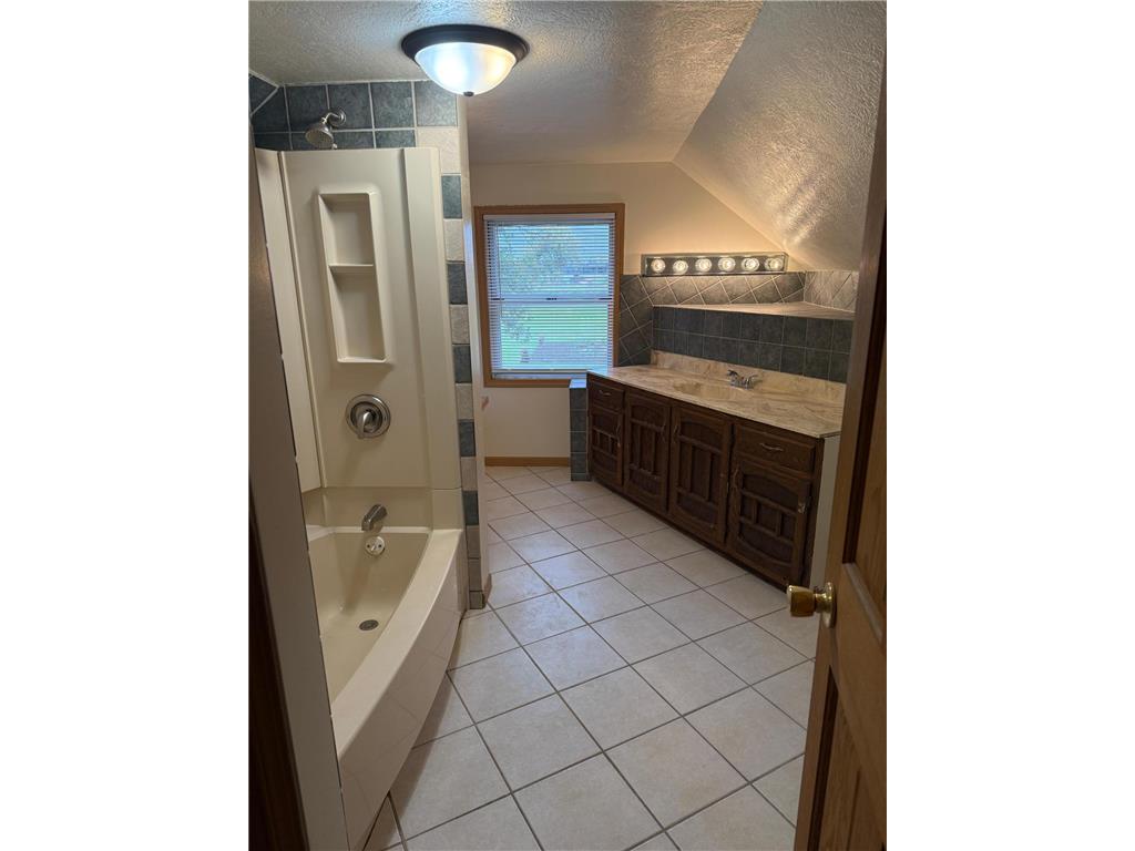 606 E Main Street Marshall MN 56258 6797973 image10