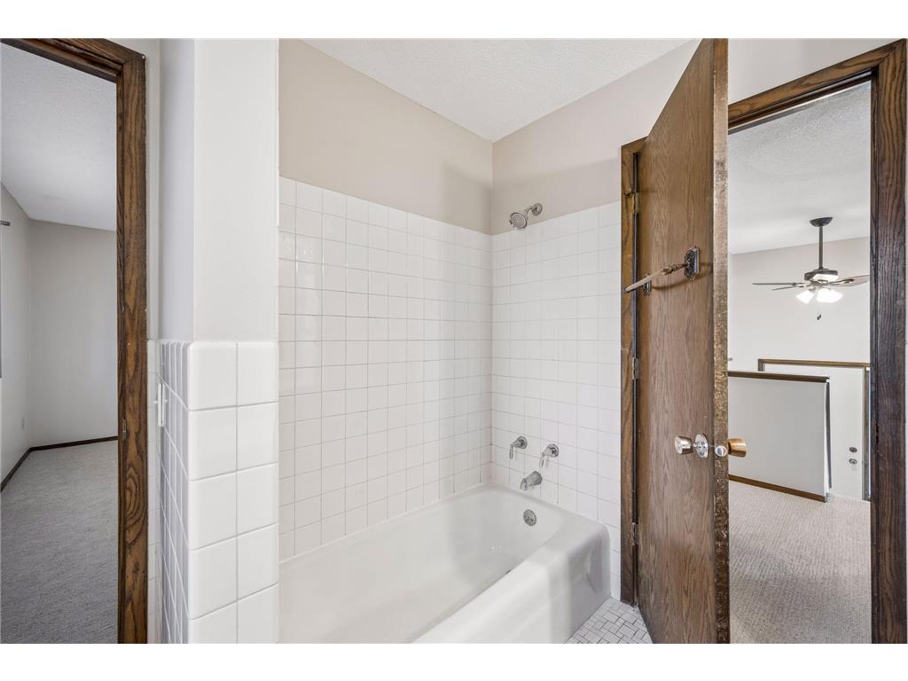 6061 Hillsboro Avenue N New Hope MN 55428 7046900 image18