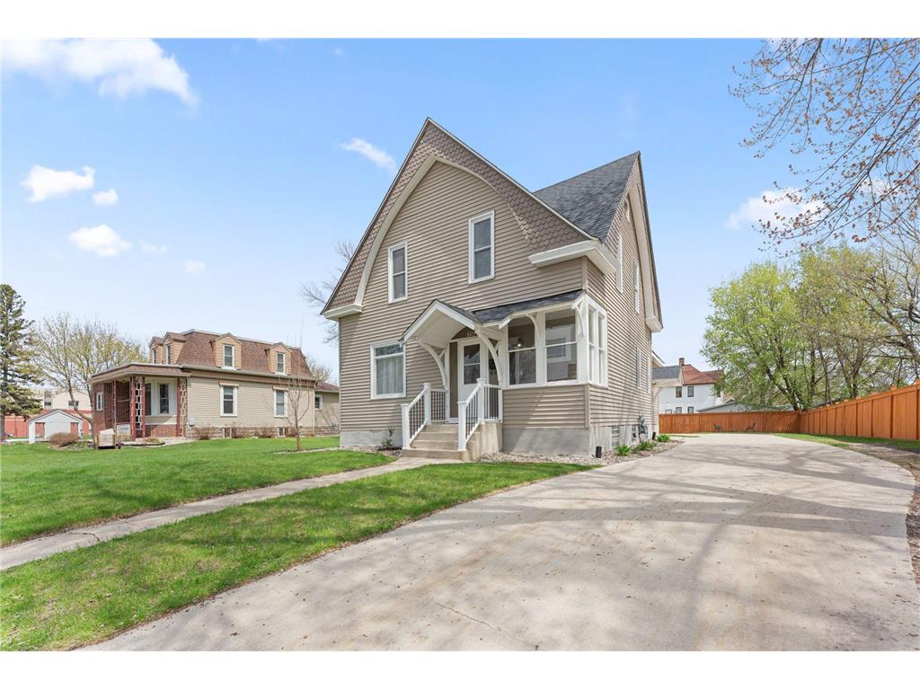 607 4th Street SW Willmar MN 56201 7043216 image1