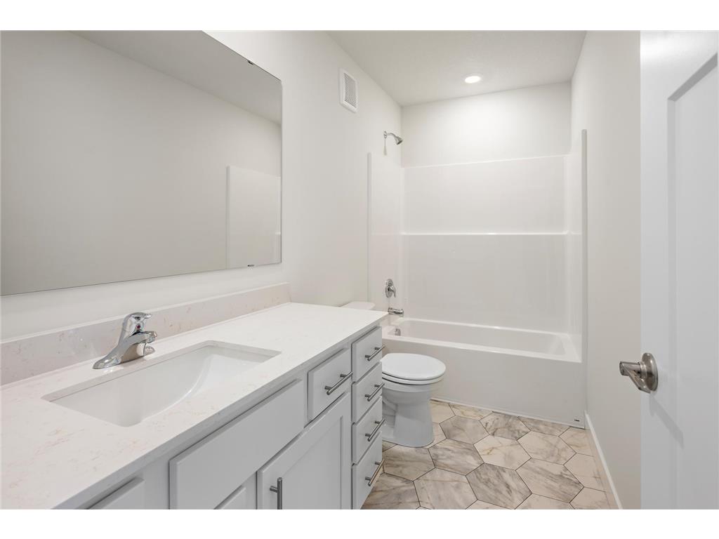 607 Redwood Loop N Cambridge MN 55008 7115670 image16