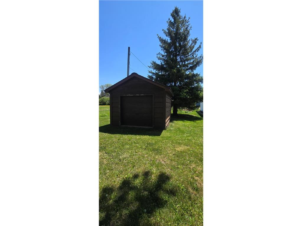 613 E Walnut Avenue Olivia MN 56277 7074915 image2