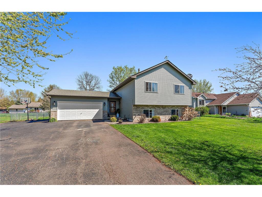 615 W 11th Street Rush City MN 55069 6716325 image1
