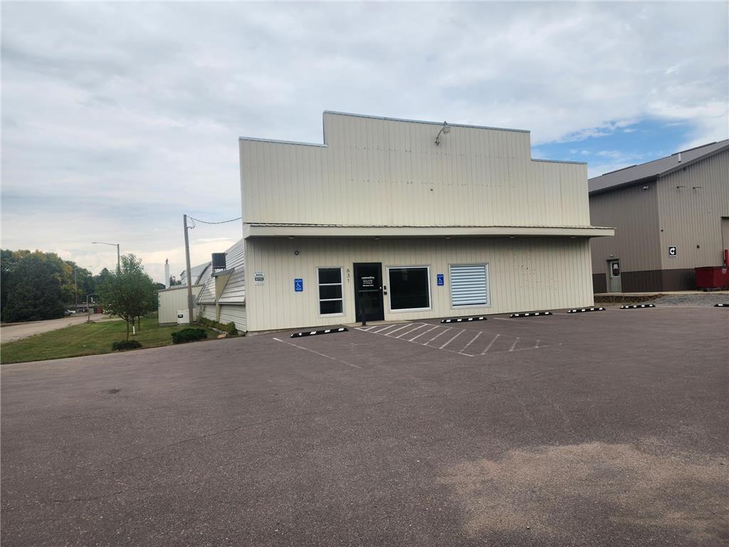 631 W Bridge Street Redwood Falls MN 56283 7010711 image1