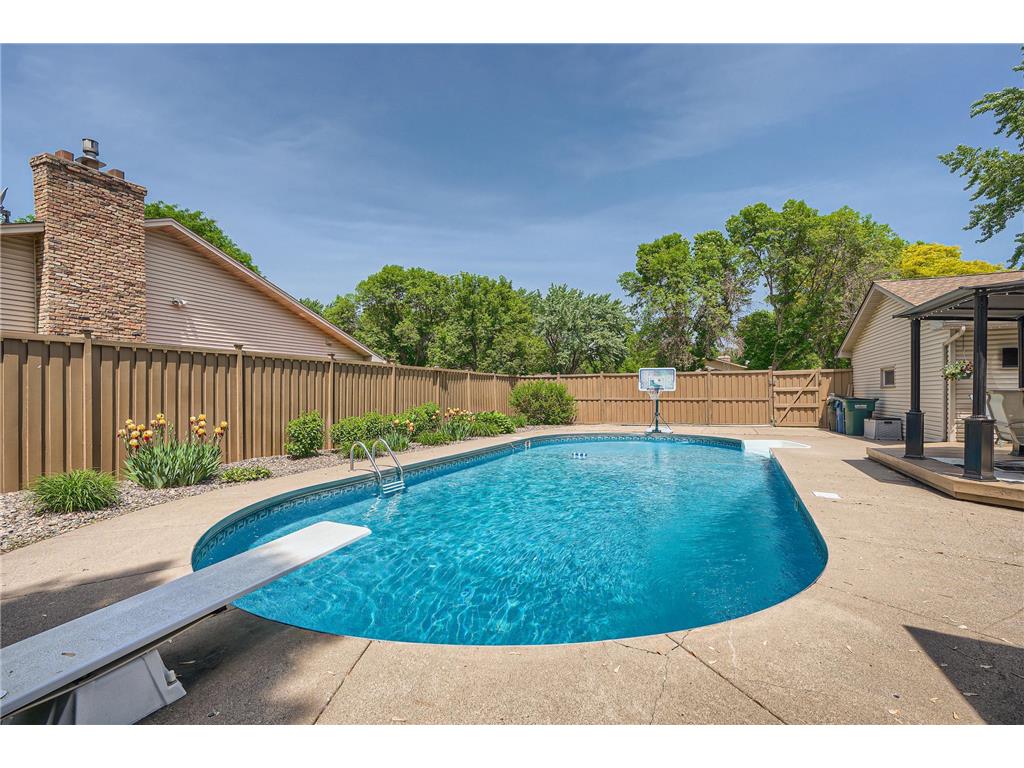 6320 Squire Drive NE, Fridley, MN 55432 MLS 6388541 Edina Realty