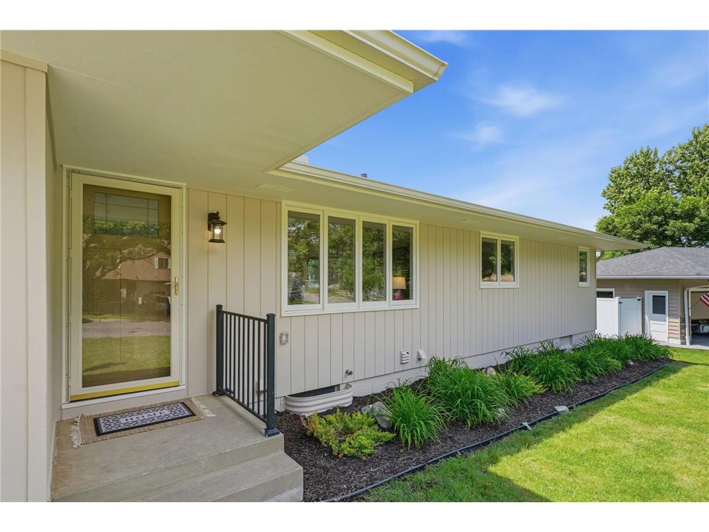 635 Iona Lane Roseville MN 55113 7089960 image2