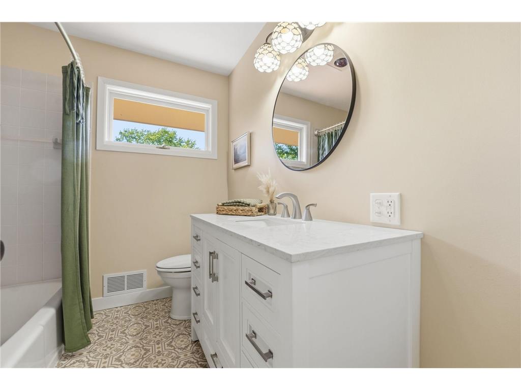 635 Iona Lane Roseville MN 55113 7089960 image24
