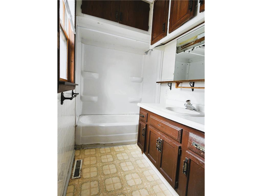 652 E 3rd Street Winona MN 55987 6795255 image5