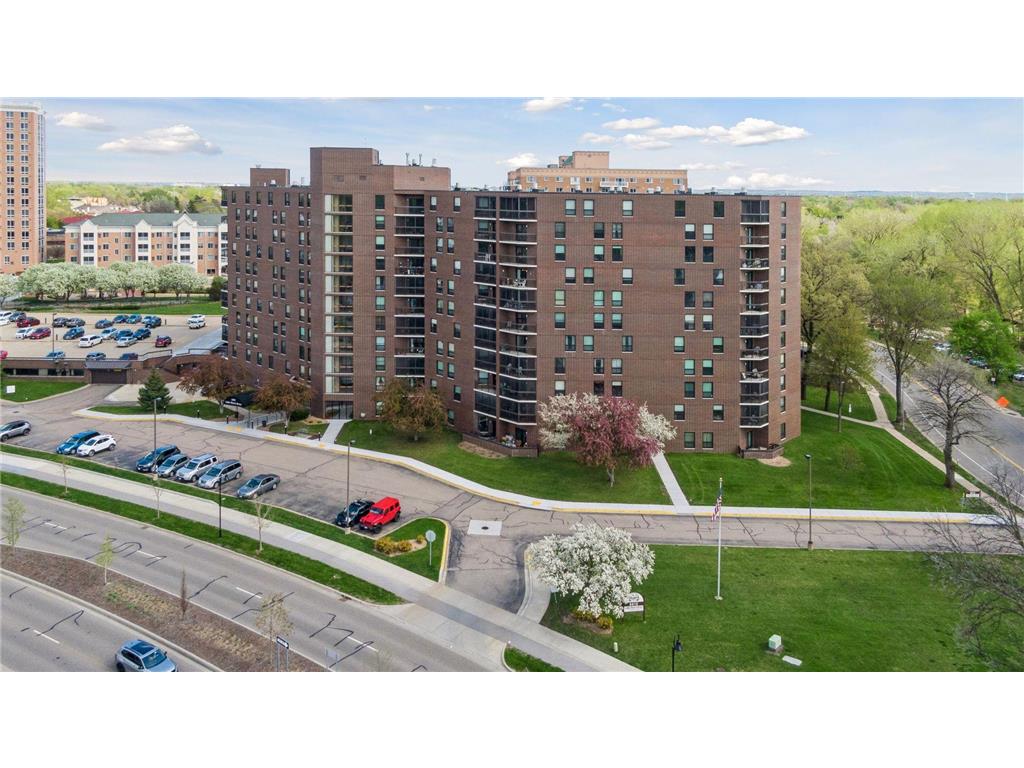 6615 Lake Shore Drive S #1009 Richfield MN 55423 - Wood 7095425 image1