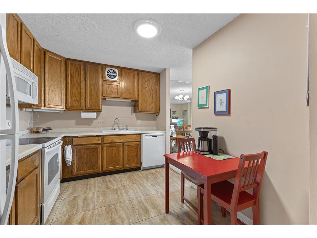 6615 Lake Shore Drive S #1009 Richfield MN 55423 - Wood 7095425 image21
