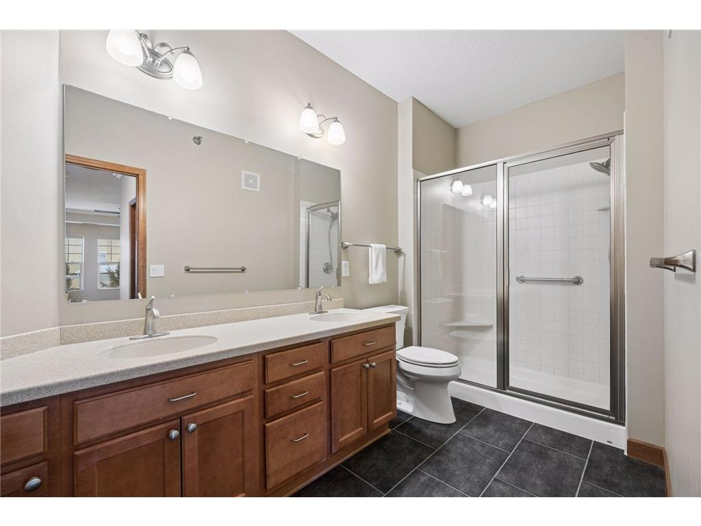 6701 Lake Shore Drive S #101 Richfield MN 55423 - Wood 7040434 image20