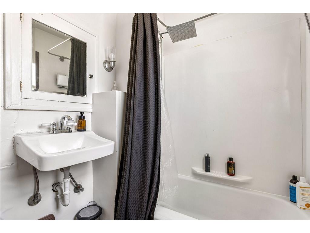 671 Spring Street NE Minneapolis MN 55413 7094390 image9