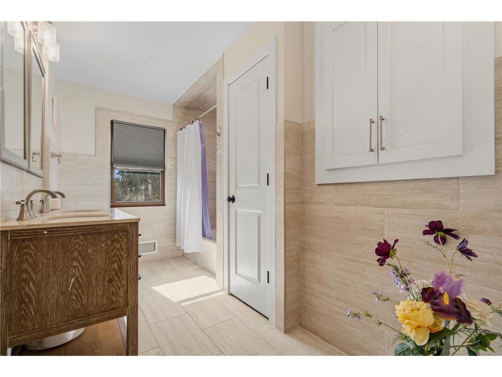 6785 E River Road Fridley MN 55432 - Locke 7085448 image31