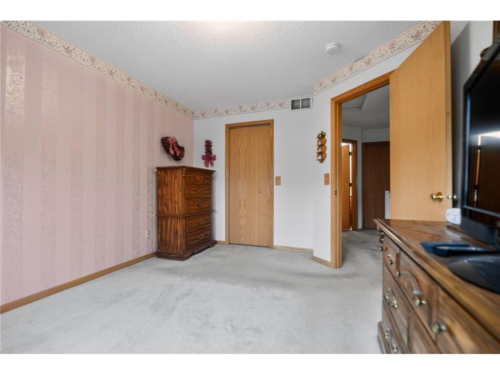 7040 49th Street N Oakdale MN 55128 7026813 image15