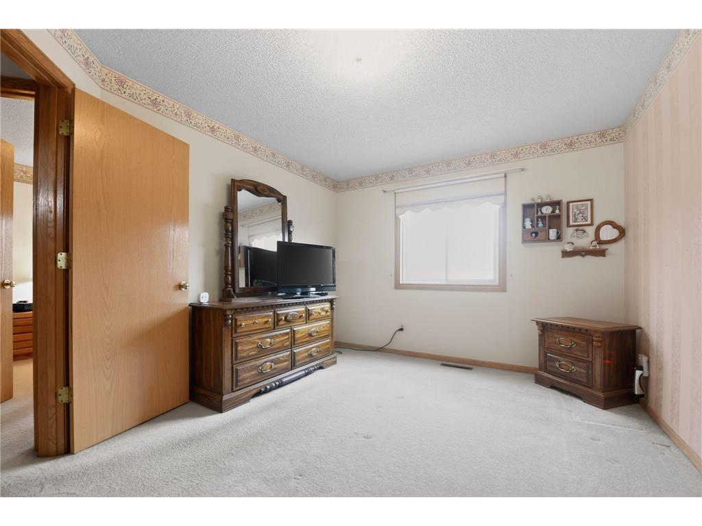 7040 49th Street N Oakdale MN 55128 7026813 image17