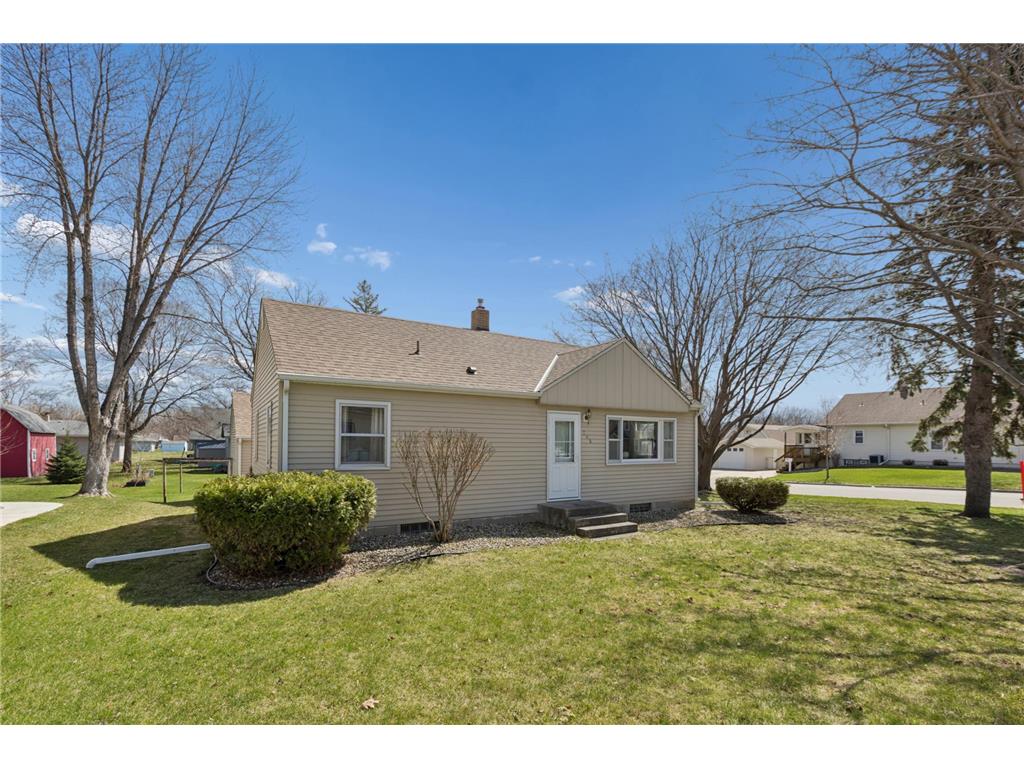705 Ash Street NE Hutchinson MN 55350 7053109 image1