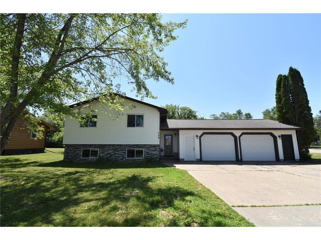 706 Elk Street NW Warroad MN 56763 6390655 image1