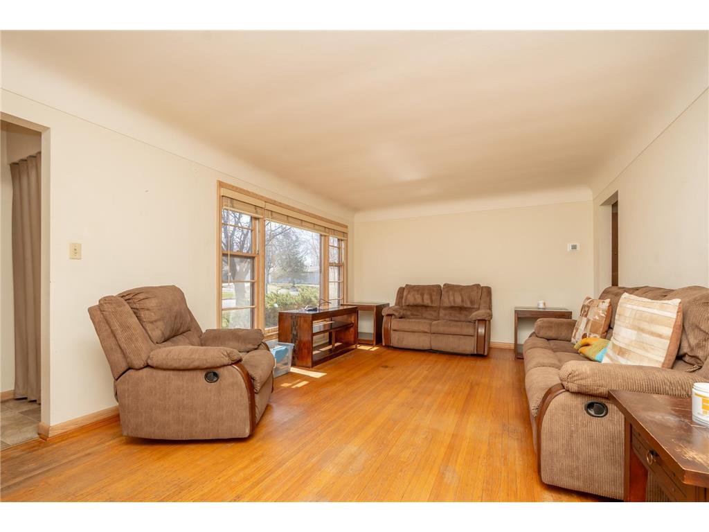 709 Shakopee Avenue E Shakopee MN 55379 7062737 image5