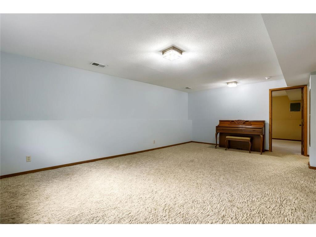 711 Cope Avenue W Roseville MN 55113 7061748 image10